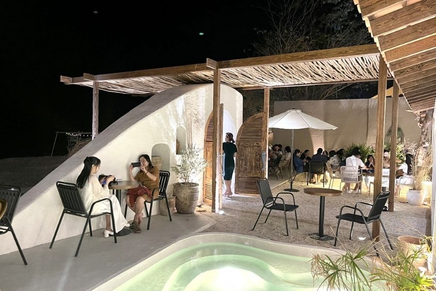 thiet-ke-quan-cafe-view-bien-10