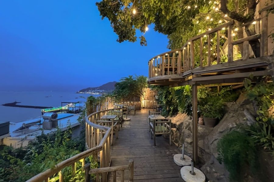 thiet-ke-quan-cafe-view-bien-4